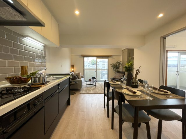 モテ部屋認定！モノは試しに室内入ってみて！失礼ながら外観からは想像できない世界が広がるこのお部屋！上星川駅まで徒歩２分。バルコニーからは感覚10ｍ先にある『上星川ダイカンプラザ』リノベーションの居間・リビング|こちらの居間で趣味の時間をお楽しみください