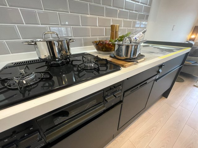 モテ部屋認定！モノは試しに室内入ってみて！失礼ながら外観からは想像できない世界が広がるこのお部屋！上星川駅まで徒歩２分。バルコニーからは感覚10ｍ先にある『上星川ダイカンプラザ』リノベーションのキッチン|使いやすいキッチンです