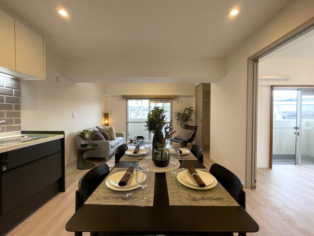 モテ部屋認定！モノは試しに室内入ってみて！失礼ながら外観からは想像できない世界が広がるこのお部屋！上星川駅まで徒歩２分。バルコニーからは感覚10ｍ先にある『上星川ダイカンプラザ』リノベーションの居間・リビング|おしゃれなリビングです