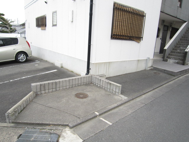 ファミーユ西条のその他|敷地内ゴミ置き場