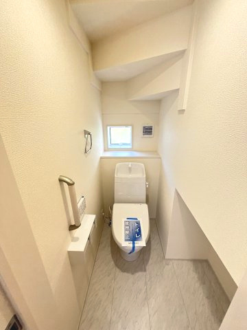 【内装】 | 糟屋郡志免町桜丘1丁目　1号棟（全2棟）【仲介手数料無料・0円】 | 施工例。1階のトイレです。施工例は完成時と異なる場合があります。