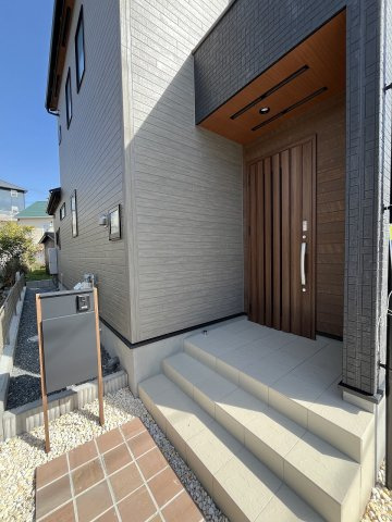【玄関】 | 糟屋郡志免町桜丘1丁目　1号棟（全2棟）【仲介手数料無料・0円】 | 施工例。施工例は完成時と異なる場合があります。