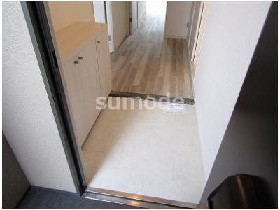 フロレアール・ジーアの玄関