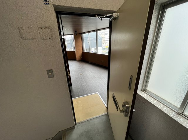 マルシンビルの玄関