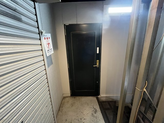 大阪市都島区東野田町３丁目の店舗事務所の玄関