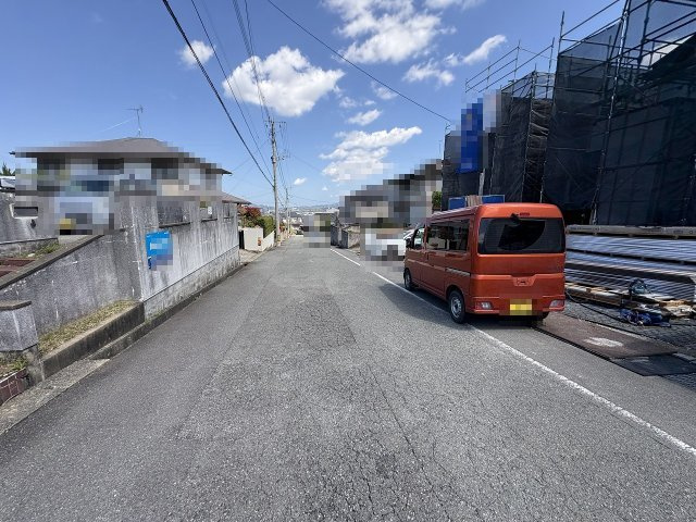 【その他】 | 糟屋郡志免町桜丘1丁目　2号棟（全2棟）【仲介手数料無料・0円】 | 現地写真。前面道路です。