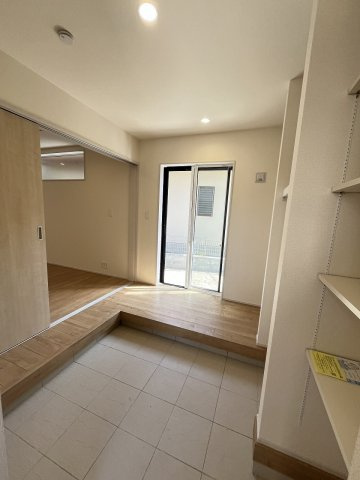 【玄関】 | 糟屋郡志免町桜丘1丁目　2号棟（全2棟）【仲介手数料無料・0円】 | 施工例。施工例は完成時と異なる場合があります。