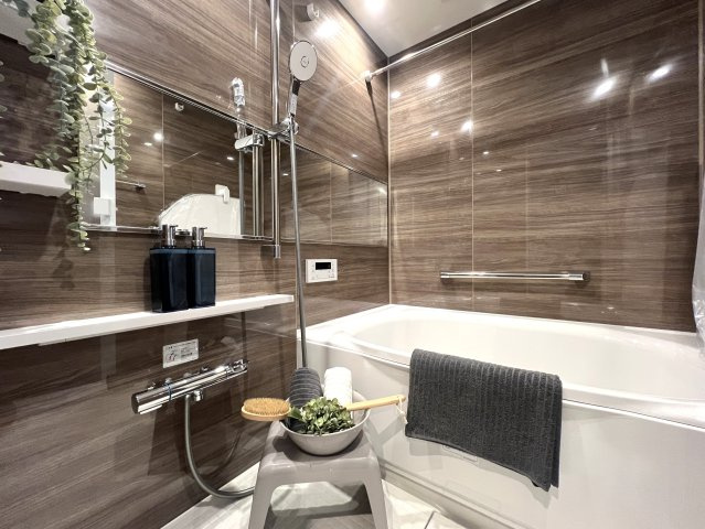 シュワッチ！！ウルトラマンみたいな名前...←と言う当社スタッフの愛ある売り言葉に加え、３億光年先でも映える仕様の３面採光で角部屋！な【リフォーム／メディウス青葉台】の浴室|落ち着いた空間のお風呂です