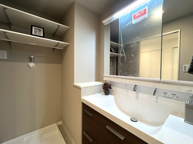 シュワッチ！！ウルトラマンみたいな名前...←と言う当社スタッフの愛ある売り言葉に加え、３億光年先でも映える仕様の３面採光で角部屋！な【リフォーム／メディウス青葉台】の独立洗面台|独立洗面台で身支度をすべて済ませてしまいましょう