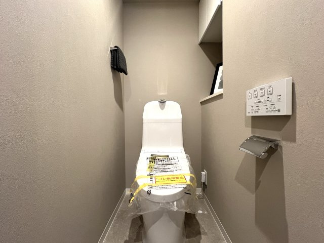 シュワッチ！！ウルトラマンみたいな名前...←と言う当社スタッフの愛ある売り言葉に加え、３億光年先でも映える仕様の３面採光で角部屋！な【リフォーム／メディウス青葉台】のトイレ|シンプルで使いやすいトイレです