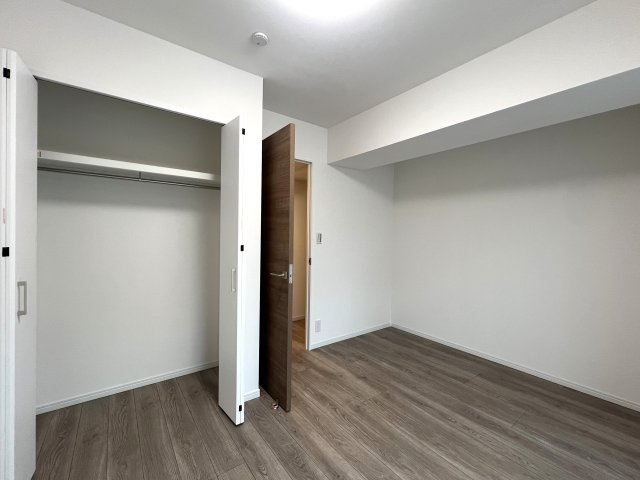 シュワッチ！！ウルトラマンみたいな名前...←と言う当社スタッフの愛ある売り言葉に加え、３億光年先でも映える仕様の３面採光で角部屋！な【リフォーム／メディウス青葉台】の洋室|落ち着いた色調の洋室です