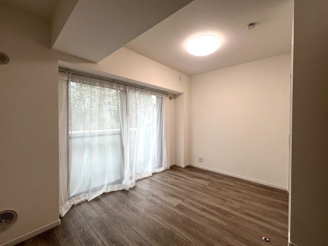 シュワッチ！！ウルトラマンみたいな名前...←と言う当社スタッフの愛ある売り言葉に加え、３億光年先でも映える仕様の３面採光で角部屋！な【リフォーム／メディウス青葉台】の洋室|明るい洋室です