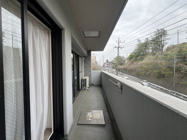 シュワッチ！！ウルトラマンみたいな名前...←と言う当社スタッフの愛ある売り言葉に加え、３億光年先でも映える仕様の３面採光で角部屋！な【リフォーム／メディウス青葉台】のバルコニー|バルコニーがあります