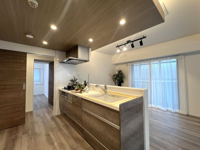 シュワッチ！！ウルトラマンみたいな名前...←と言う当社スタッフの愛ある売り言葉に加え、３億光年先でも映える仕様の３面採光で角部屋！な【リフォーム／メディウス青葉台】のキッチン|キッチンでお料理をお楽しみください