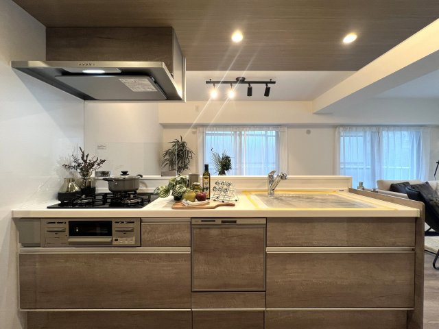 シュワッチ！！ウルトラマンみたいな名前...←と言う当社スタッフの愛ある売り言葉に加え、３億光年先でも映える仕様の３面採光で角部屋！な【リフォーム／メディウス青葉台】のキッチン|きれいなキッチンです