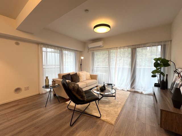 シュワッチ！！ウルトラマンみたいな名前...←と言う当社スタッフの愛ある売り言葉に加え、３億光年先でも映える仕様の３面採光で角部屋！な【リフォーム／メディウス青葉台】の居間・リビング|使いやすい居間です