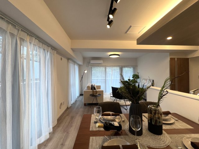 シュワッチ！！ウルトラマンみたいな名前...←と言う当社スタッフの愛ある売り言葉に加え、３億光年先でも映える仕様の３面採光で角部屋！な【リフォーム／メディウス青葉台】の居間・リビング|ゆったりとした居間です