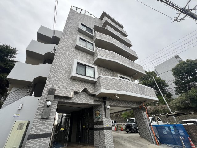 シュワッチ！！ウルトラマンみたいな名前...←と言う当社スタッフの愛ある売り言葉に加え、３億光年先でも映える仕様の３面採光で角部屋！な【リフォーム／メディウス青葉台】の外観|物件の外観です