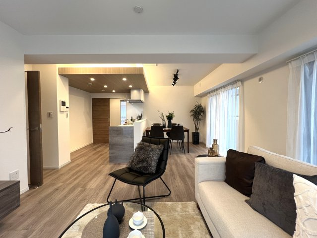 シュワッチ！！ウルトラマンみたいな名前...←と言う当社スタッフの愛ある売り言葉に加え、３億光年先でも映える仕様の３面採光で角部屋！な【リフォーム／メディウス青葉台】の居間・リビング|おしゃれな居間です