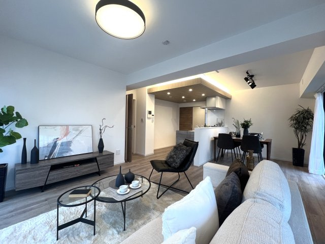 シュワッチ！！ウルトラマンみたいな名前...←と言う当社スタッフの愛ある売り言葉に加え、３億光年先でも映える仕様の３面採光で角部屋！な【リフォーム／メディウス青葉台】の居間・リビング|居間です