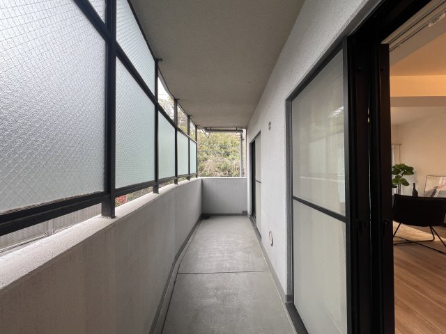 シュワッチ！！ウルトラマンみたいな名前...←と言う当社スタッフの愛ある売り言葉に加え、３億光年先でも映える仕様の３面採光で角部屋！な【リフォーム／メディウス青葉台】のバルコニー|暖かな日差しのふりそそぐバルコニー