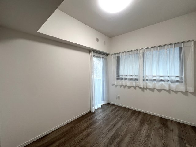 シュワッチ！！ウルトラマンみたいな名前...←と言う当社スタッフの愛ある売り言葉に加え、３億光年先でも映える仕様の３面採光で角部屋！な【リフォーム／メディウス青葉台】の洋室|使い勝手のいい洋室です