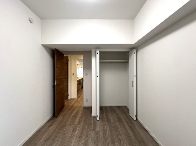 シュワッチ！！ウルトラマンみたいな名前...←と言う当社スタッフの愛ある売り言葉に加え、３億光年先でも映える仕様の３面採光で角部屋！な【リフォーム／メディウス青葉台】の洋室|明るい洋室です