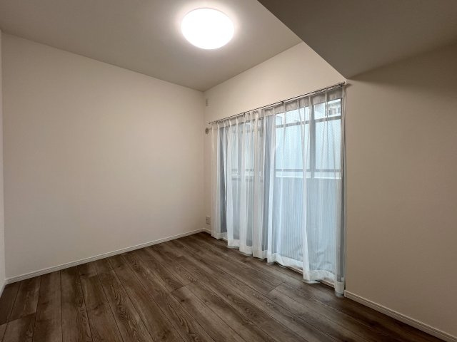 シュワッチ！！ウルトラマンみたいな名前...←と言う当社スタッフの愛ある売り言葉に加え、３億光年先でも映える仕様の３面採光で角部屋！な【リフォーム／メディウス青葉台】の洋室|落ち着いた色調の洋室です