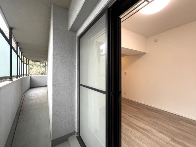 シュワッチ！！ウルトラマンみたいな名前...←と言う当社スタッフの愛ある売り言葉に加え、３億光年先でも映える仕様の３面採光で角部屋！な【リフォーム／メディウス青葉台】のバルコニー|広々としたバルコニーです