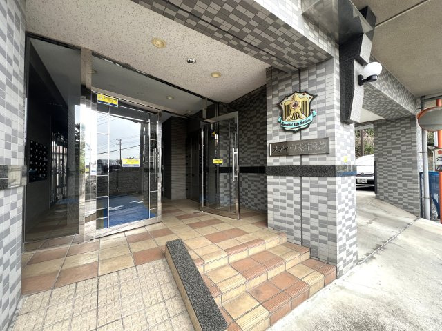 シュワッチ！！ウルトラマンみたいな名前...←と言う当社スタッフの愛ある売り言葉に加え、３億光年先でも映える仕様の３面採光で角部屋！な【リフォーム／メディウス青葉台】のエントランス|エントランスです