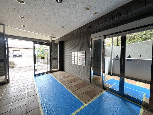 シュワッチ！！ウルトラマンみたいな名前...←と言う当社スタッフの愛ある売り言葉に加え、３億光年先でも映える仕様の３面採光で角部屋！な【リフォーム／メディウス青葉台】のその他共用部分