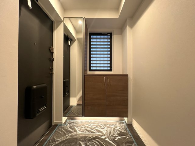 シュワッチ！！ウルトラマンみたいな名前...←と言う当社スタッフの愛ある売り言葉に加え、３億光年先でも映える仕様の３面採光で角部屋！な【リフォーム／メディウス青葉台】の玄関|ゆったりとした玄関です