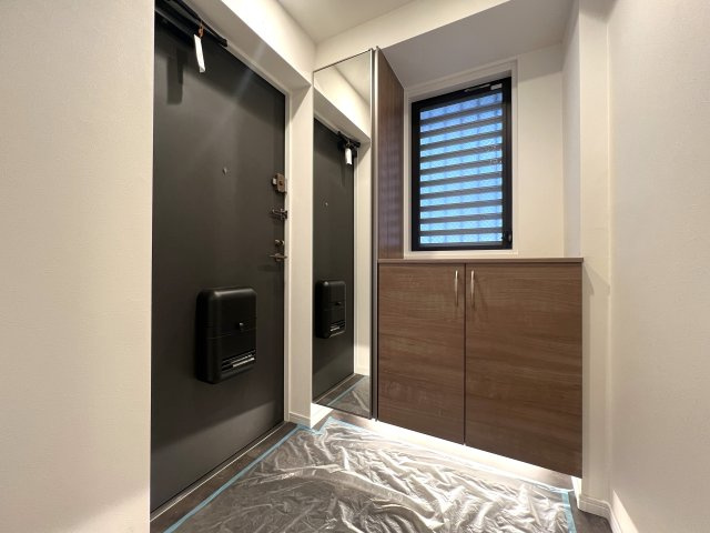 シュワッチ！！ウルトラマンみたいな名前...←と言う当社スタッフの愛ある売り言葉に加え、３億光年先でも映える仕様の３面採光で角部屋！な【リフォーム／メディウス青葉台】の玄関|玄関です