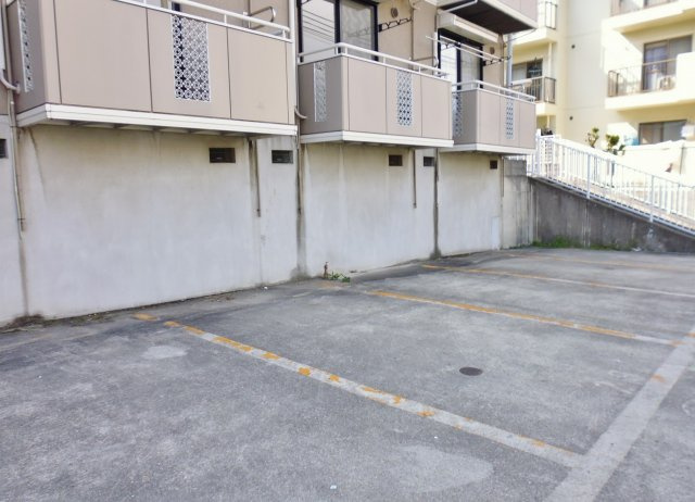 セジュール今寺の駐車場
