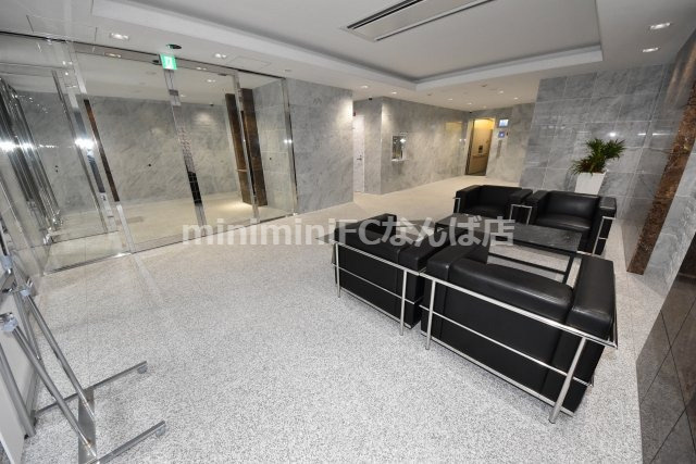 リーガル靭本町のエントランス