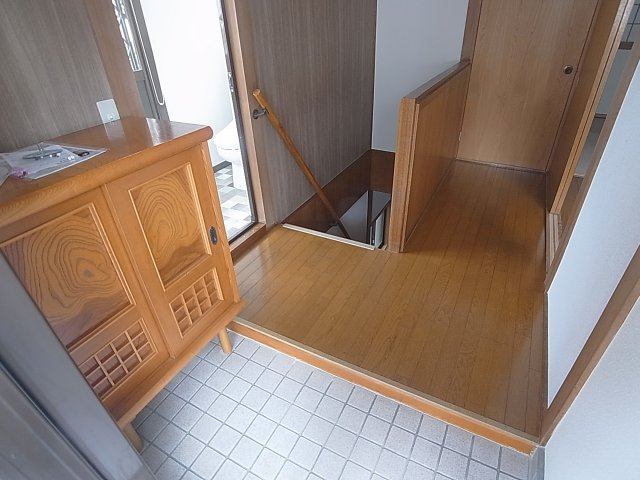 熊野町５丁目貸家の玄関|明るく広めの玄関