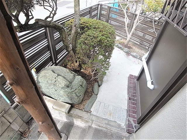 熊野町５丁目貸家の庭|整備された玄関横のスペース