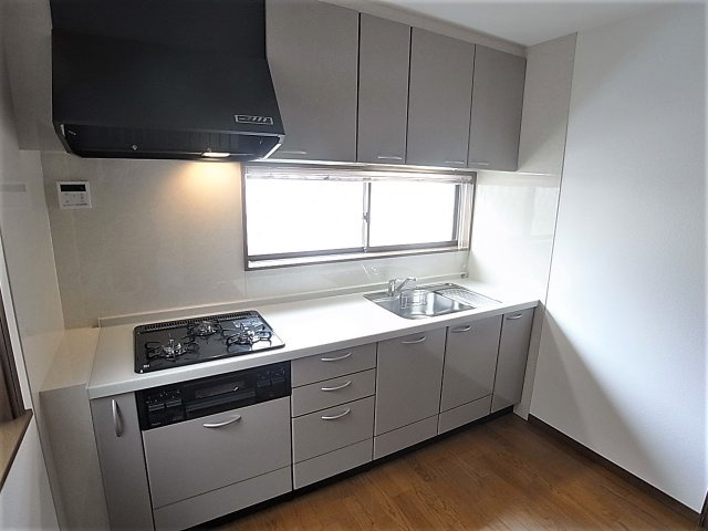 熊野町５丁目貸家のキッチン|システムキッチン、３口ガスコンログリル付き
