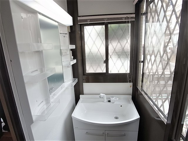 熊野町５丁目貸家の洗面所|シャワー付きの独立洗面台