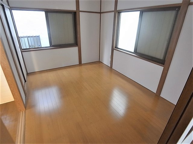 熊野町５丁目貸家の内装|2面窓で明るい２Fの洋室、雨戸も付いてます