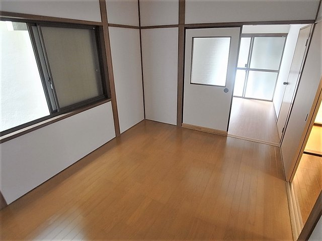 熊野町５丁目貸家の内装|窓が多く風通しも良好です