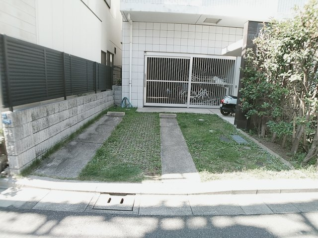 クロスベル森下の駐車場