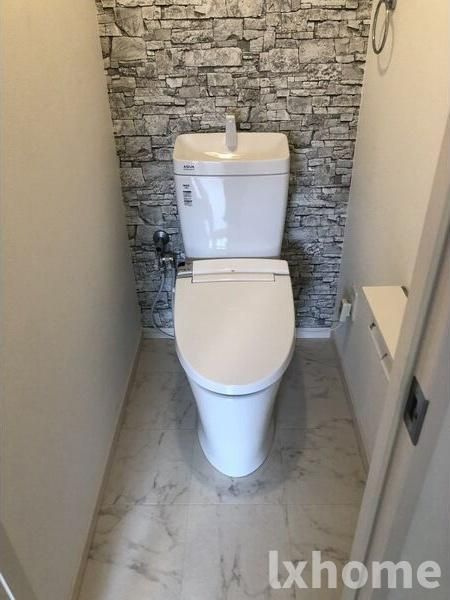 フロレアール・ジーアのトイレ|落ち着いた色調のトイレです