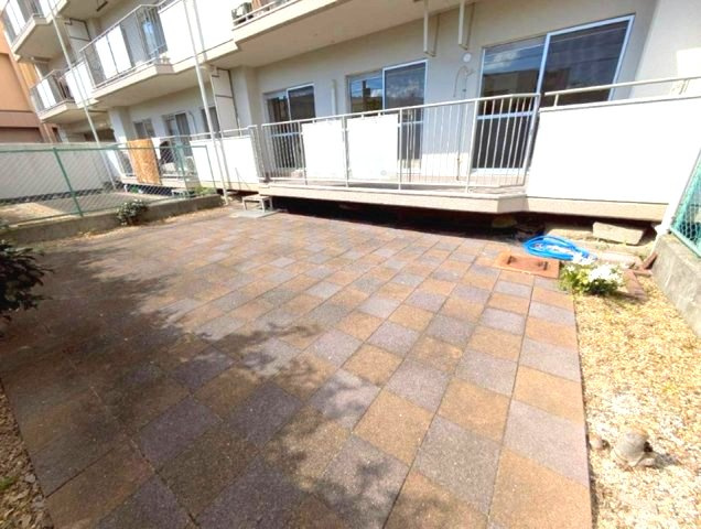 サンライフ甲子園の庭|家庭菜園も楽しめる魅力的なプライベートガーデン。芝生を敷いてガーデンチェア。自分だけの庭を叶えて下さい！
