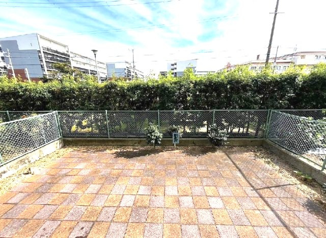 サンライフ甲子園の庭|専用庭は、花や緑を飾る、オープンエアーリビングとして使う。暮らしに合わせて自由に利用できるスペースです。
