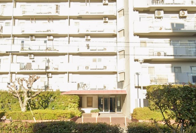 サンライフ甲子園の外観|休日にはご家族連れで賑わうショッピングモールで、お買い物もお食事も楽しめます
