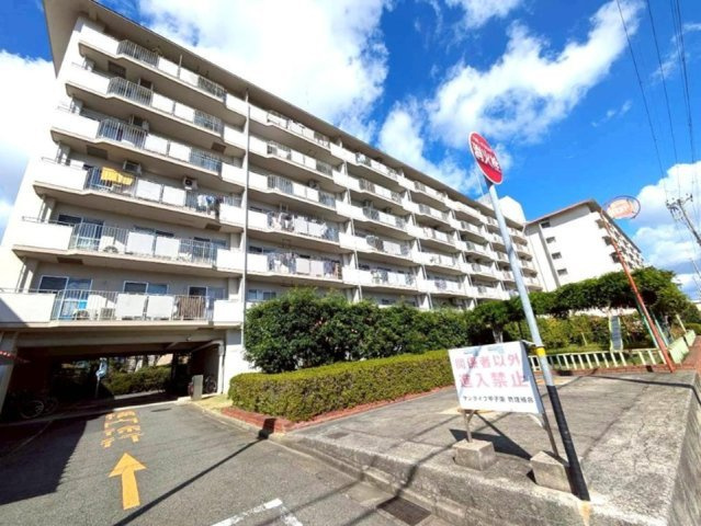 サンライフ甲子園の外観|各方面アクセスがいい住居は日々の生活を助けてくれますね。