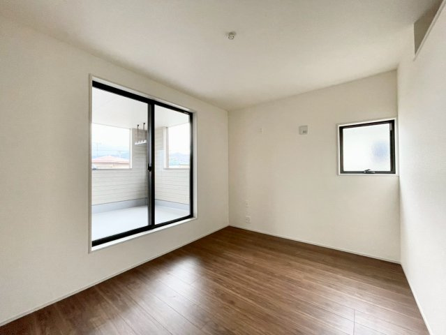 長野合戦場第１の洋室|日当たり風通しともに良好！明るく朝を迎えられるつくりになっています♪