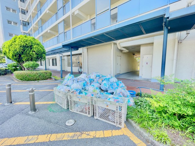 武庫川あおぞらのまち26号棟のその他共用部分|衛生面や分別への配慮もうかがえる、心地よく利用できるごみ置き場です。
