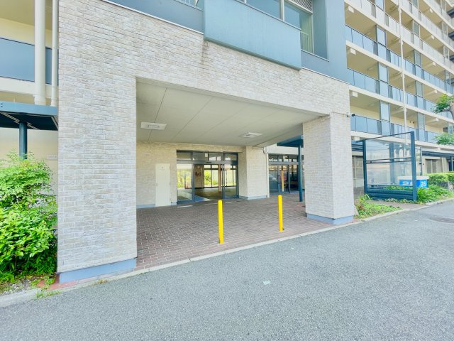 武庫川あおぞらのまち26号棟のエントランス|浴室は小窓が付いているので明るく、こもりがちな湿気もすぐ取り除くことができます。